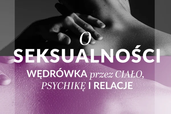 Plakat promocyjny webinaru O Seksualności z tytułem: Wędrówka przez ciało, psychikę i relacje. Czarno-białe zdjęcie pleców i karku w bliskim kadrze z nałożonym fioletowym kolorem na dole. Poniżej pomarańczowy przycisk Zapisz się.
