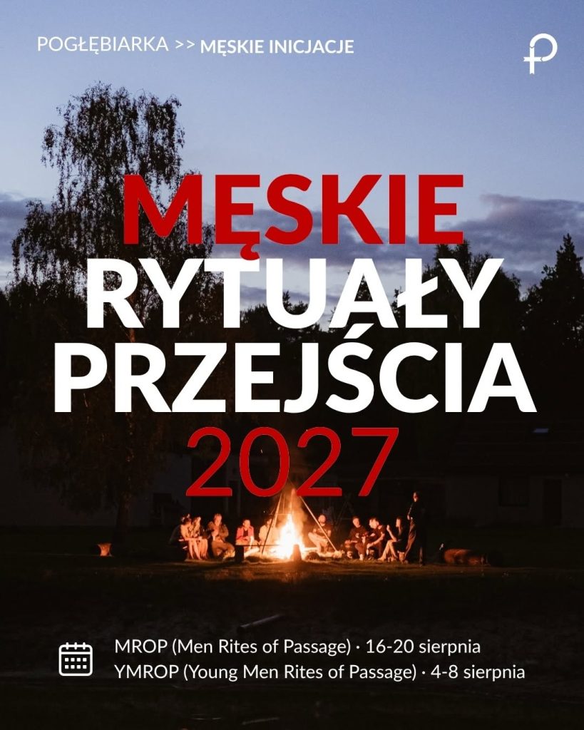 Grupa mężczyzn przy ognisku wieczorem. Napis Męskie Rytuały Przjeścia